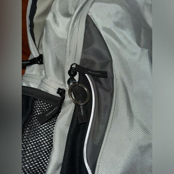 Nautica full size back pack. Lots of pockets/padded laptop compartment EUC - Picture 8 of 16